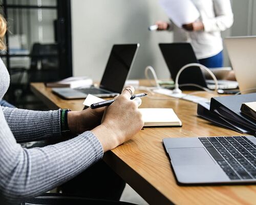 businesswoman-colleagues-computer-conference