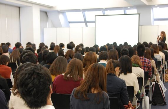 営業の質を上げるために欠かせないヒアリングスキルを本で学びませんか